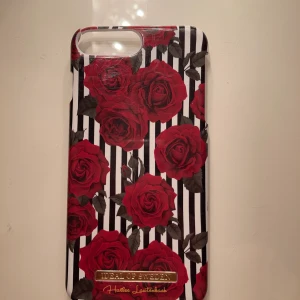 Skal från ideal of Sweden  - Mobil skal från ideal of Sweden till iPhone 8/7+ köptes för 299kr och säljs för 60kr pågrund av små skavanker!💞