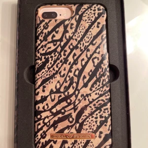 Ideal of Sweden mobilskal till iPhone 8/7 plus - Leopard mönstrat skal i bra skick med tillhörande fodral!💗