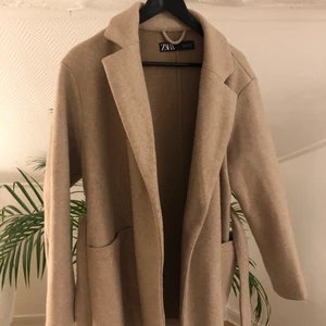 Beige kort kappa - En kort beige kappa från Zara, nopprig därav priset!