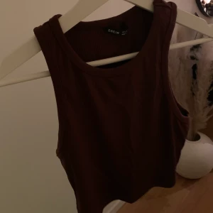 Croppade linnen  - Croppde linnen från SHEIN, ett brunt och ett vitt