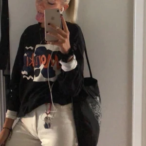Monki sweatshirt  - Jättesnygg svart monki sweatshirt! Den sitter jätte bra och oversized! Tjockt och rejält matreial! Köpt för längesen så den finns inte kvar någonstans 😙