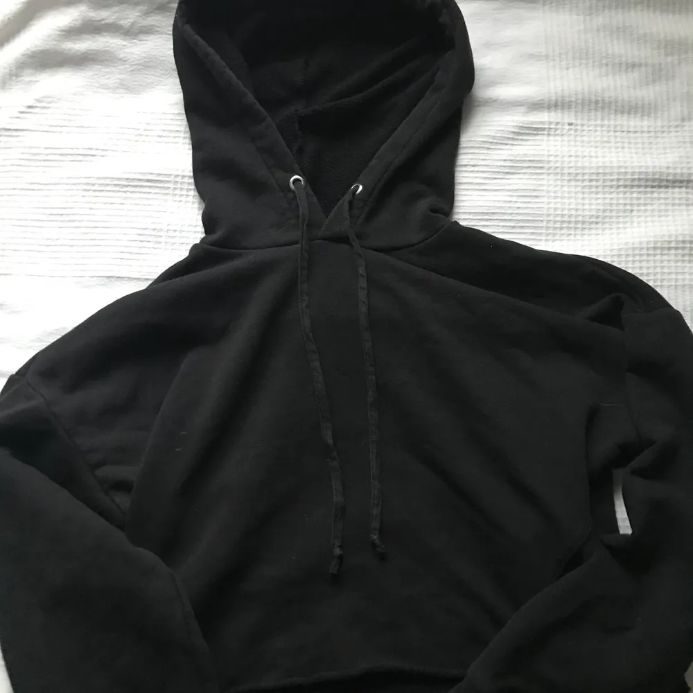 En svart croppad hoodie med märket NEU från Lager 157! Använd 1 gång precis som den röda hoodien!💖 Strl: M/L men är som en S ungefär!! Jättemysigt material!. Hoodies.