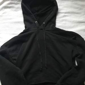 En svart croppad hoodie med märket NEU från Lager 157! Använd 1 gång precis som den röda hoodien!💖 Strl: M/L men är som en S ungefär!! Jättemysigt material!