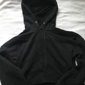 NEU hoodie  - En svart croppad hoodie med märket NEU från Lager 157! Använd 1 gång precis som den röda hoodien!💖 Strl: M/L men är som en S ungefär!! Jättemysigt material!