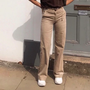 Manchesterbyxor  - Superfina beiga manchesterbyxor från monki som tyvärr är försmå för mig nu. Kan mötas upp i sthlm annars står köparen för frakten💖