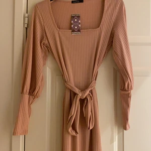 Klänning  - Ljusrosa midiklänning från boohoo. Aldrig använd därav prislappen! Storlek s. Pris 60kr