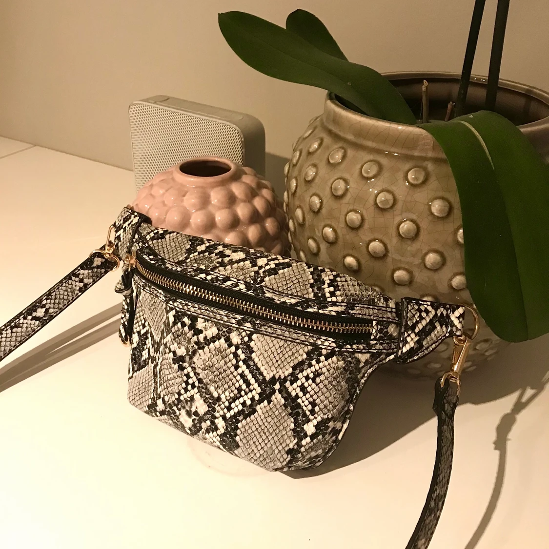 Magväska i snakeprint