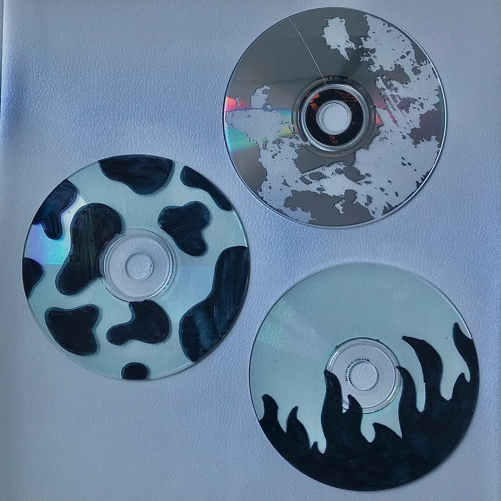 Tre cd skivor att sätta på väggen 💿 Säljer dem för 40 kr plus frakt (12kr).. Övrigt.