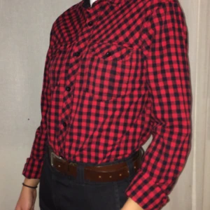 Rutig skjorta - Svart och rödrutig skjorta som passa till det mesta!🌼