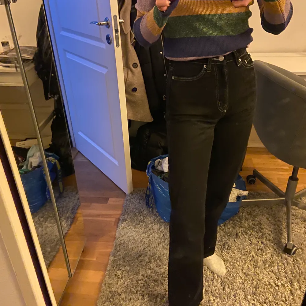 Jättesnygga svarta Row jeans från weekday med vita sömmar💟💟💟 säljer då dom tyvärr blivit för små🥺 storlek 26/32 jag är 169!! . Jeans & Byxor.