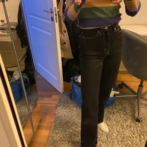 Weekday Row Jeans  - Jättesnygga svarta Row jeans från weekday med vita sömmar💟💟💟 säljer då dom tyvärr blivit för små🥺 storlek 26/32 jag är 169!! 