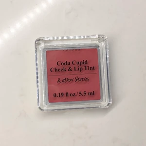 & Other Stories Cheek & Lip Tint, Coda Cupid  - & Other Stories Cheek & Lip Tint, Coda Cupid  Skick: Endast testat Nypris 150 kr  Pris: 50 kr