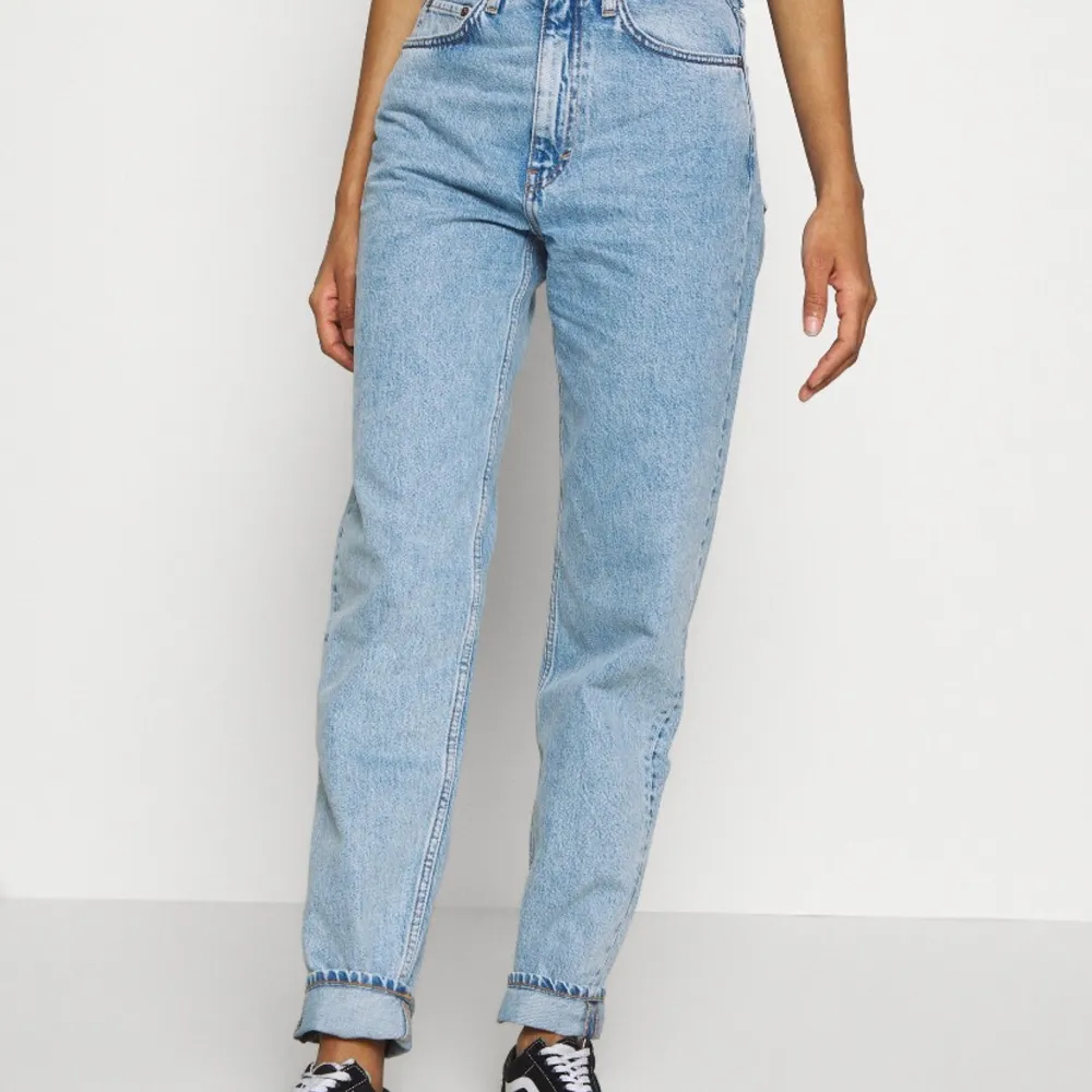 Jeans lash från weekday, storlek 25/30 och sitter som den ser ut på bilden. Sparsamt använda och ej slitna. Köpta för 500kr i höstas. Kan ta egna bilder ifall du är intresserad.. Jeans & Byxor.