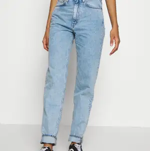 Jeans lash från weekday, storlek 25/30 och sitter som den ser ut på bilden. Sparsamt använda och ej slitna. Köpta för 500kr i höstas. Kan ta egna bilder ifall du är intresserad.