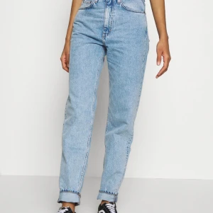 Weekday lash jeans - Jeans lash från weekday, storlek 25/30 och sitter som den ser ut på bilden. Sparsamt använda och ej slitna. Köpta för 500kr i höstas. Kan ta egna bilder ifall du är intresserad.