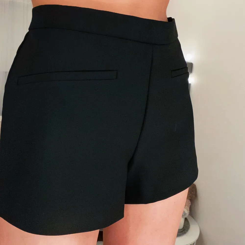 säljer ett par helt nya/oanvända superfina kostym shorts från zara eftersom dem inte passa mig i smaken🖤🖤          !!!frakt ingår inte!!! !!pris kan diskuteras!!. Shorts.