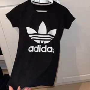 Säljer min adidas T-shirt som jag använt 2-3 gånger, är i storleken S