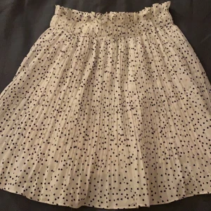 Kjol - Jättesöt kjol ifrån C’est Monique som jag köpte i somras. Ledande bud: 365kr exklusive frakt