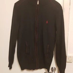 Ralph Lauren  unlimited edition str M - Svart och röd Ralph Lauren kofta med dragkjedja