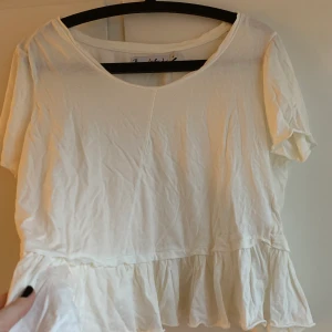Vit Bondelid t-shirt  - Fin vit t-shirt ifrån Bondelid. I gott skick.