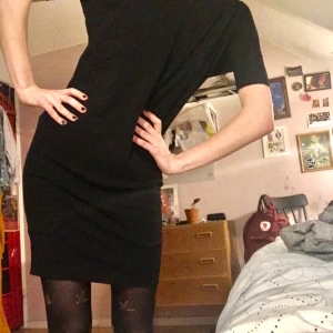 WHYRED klänning svart! - Söt svart klänning i lite åtsmitande passform, till när man vill vara casual med ändå lite fancy! Av märket Whyred <3