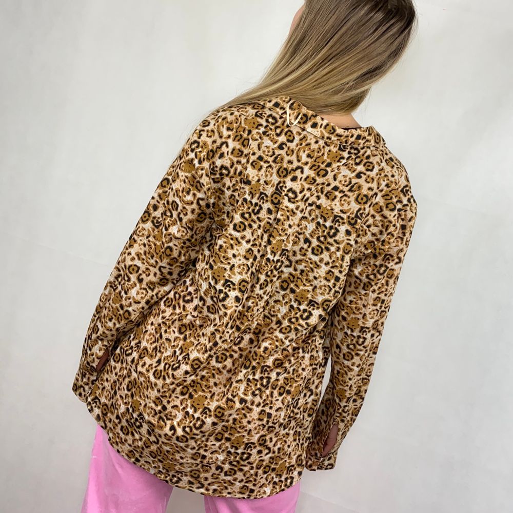 Cool button up long sleeve från dea. Storlek L. Prislapp kvar, så i toppenskick! Står även på prislappen att den skulle kunna passa S-XXL beroende på önskad passform. Nypriset är 400kr. Modellenl använder S och är 169cm som referens. Spårbar frakt på 66kr är inräknad i priset. SafePay tar även 10% av betalningen.. Skjortor.