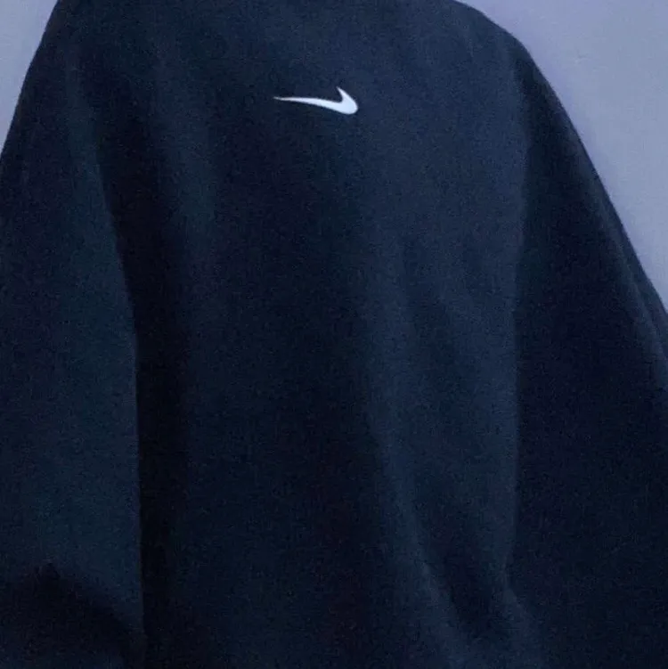 ❕ N I K E     S W E A T S H I R T❕                                     Säljer nu min jättefina Nike sweatshirt.💕 Tröjan är inte använd och i väldigt fin, tröjan har till och med kvar prislappen. Säljs pågrund av att den kom i fel storlek!💕 Tröjan är i storlek S och är köpt för 529kr! Buda från 400kr!💕✨. Tröjor & Koftor.