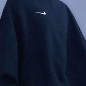 ❕ N I K E     S W E A T S H I R T❕                                     Säljer nu min jättefina Nike sweatshirt.💕 Tröjan är inte använd och i väldigt fin, tröjan har till och med kvar prislappen. Säljs pågrund av att den kom i fel storlek!💕 Tröjan är i storlek S och är köpt för 529kr! Buda från 400kr!💕✨