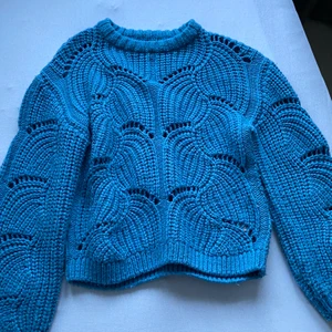 Tjocktröja - En blå tjocktröja ifrån Gina tricot i storlek XS