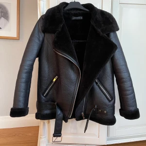 Bikerjacka ZARA - Väldigt fint skick, som ny! Strl S. Från Zara. DM för mer bilder eller frågor. Köparen står för frakt! 