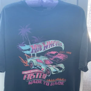 T-shirt från Hm stl s - Säljer en oanvänd t-shirt ifrån hm i stl s (passar även xs och m beroende på hur man vill ha den) köptes för 149kr säljer för 75 + frakt