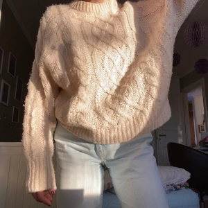 Vit stickad tjocktröja - Vi stickad fluffig tröja från Bershka . Väldigt mysig och skön. Köpt i storlek S men sitter ganska löst och stort!