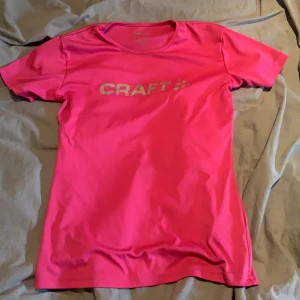 Rosa träningströja  - Denna tröjan är aldrig använd, dem har bara legat i garderoben så därför säljer jag den. Frakten ingår i priset.