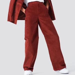 NA-KD Corduroy byxor strl 34 - Slutsålda NA-KD corduroy suit pants (vida manchesterbyxor) i storlek 34. Säljer för att de inte kommit till användning. Köparen står för frakten.