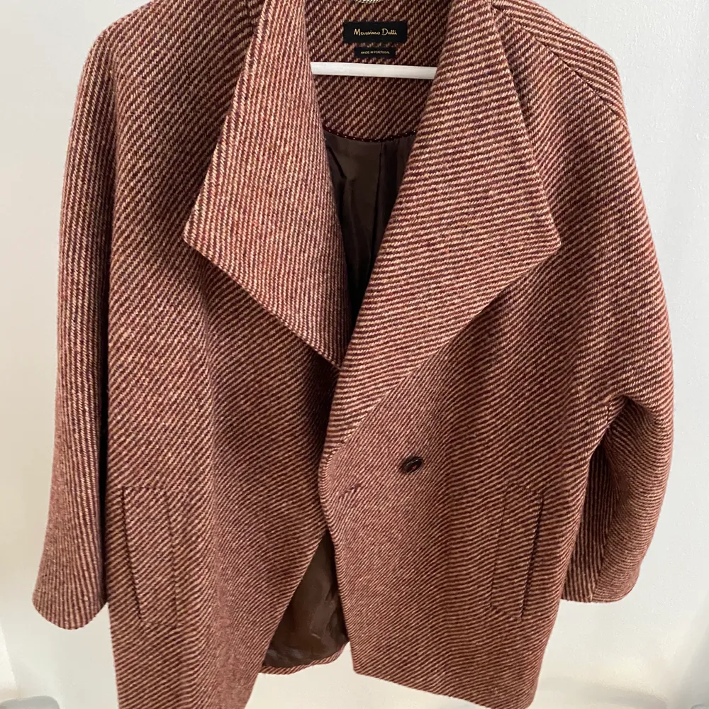 Really good condition Massimo Duti coat (red and beige-y)! The size is L. Feel free to send me a message to discuss or if you want more information/pictures!☺️ I accept Swish and PayPal if you rather do that! . Jackor.