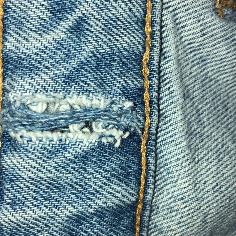 Säljer dessa trendiga zara jeans som varit slutsålda. De är tyvärr försmå för mig så säljer därför vidare dem. obs de har lite slitningar inuti då jag tidigare satt i resårband men det är inget som syns utanpå💖. Jeans & Byxor.