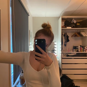 Vit v-ringad tröja gina - Jätte fin v-ringad ish tröja från Gina, knappt använd, stl S, köpare står för frakt 