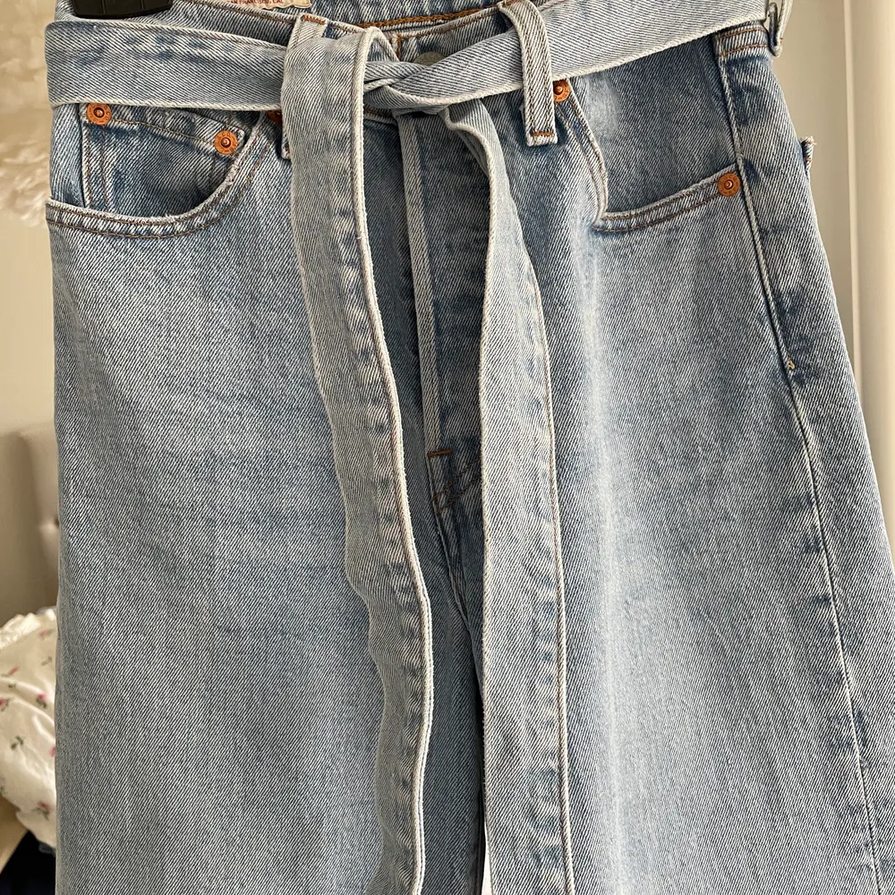 Fräscha ljusblå Levis jeans med knyt i midjan. Storlek 25 i midjan. Ser snygga ut på oavsett kort eller lång person.                                                                                  Betalning sker via svisch, byxorna finns i Stockholm . Jeans & Byxor.