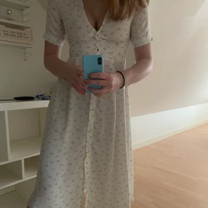 Klänning - Säljer min absoluta favoritklänning från NA-KD.  Säljer den för 300kr ink frakt. Storlek 36🤍