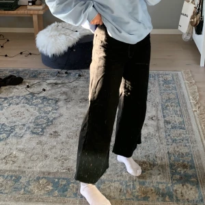 Svarta jeans  - Svarta jeans från hm, högmidjade, relativt strechiga och sköna på men tyvärr för stora för mig🤍