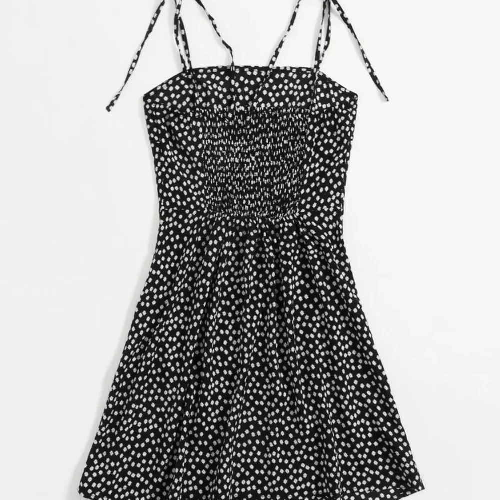En klänning från SHEIN som är superfin. Kommer tyvärr inte till användning. Den är i storlek XS. Väldigt tunt material, men man ser inte igenom. 90kr + frakt💖. Klänningar.