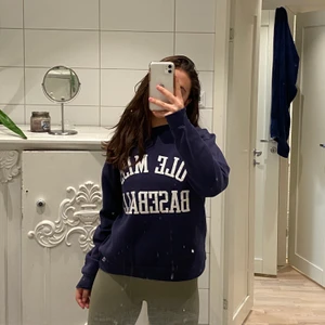 Blå vintage sweater  - Mörkblå vintage sweater! Bud från 400 säljes direkt för 500 + frakt ⚡️