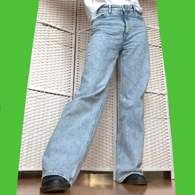 Knappt använda ljusblå Monki Yoko Jeans!! Baggy och ligger snyggt över skorna. 🌱 Säljer då de är för stora för mig: De såldes som w27 men mäter till 74 cm i midjemått vilket motsvarar w29. Jag är 170 cm lång ♥️ Patchen bak är bortsprättad👖. Jeans & Byxor.