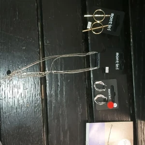 Smycken - Säljer alla helt oanvända för 130 kr! Bra pris värdet på allt är 230 från monini. Frakten kostar 24. Skriv privat.