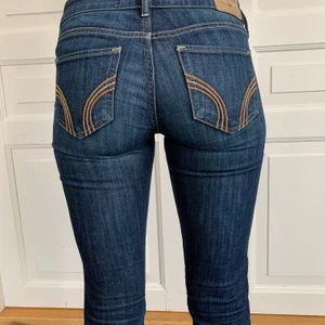 Hollisterjeans - Storlek W25, L33, boot-cut, low waist, mörkblå tvättad denim. 