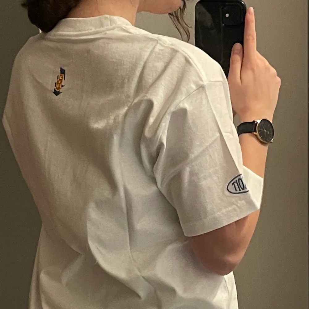 Carthartt WIP geo script t-shirt. Aldrig använd, stor i storlek. Är 158 cm, oftast storlek S, kan mötas och frakta (betalar inte för frakten) . T-shirts.