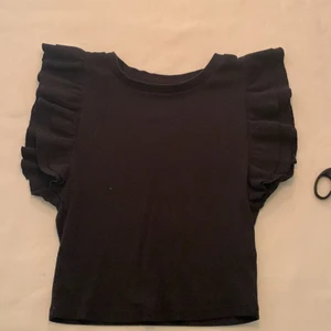 Svart kortärmad tröja med volangärmar! - En jätte snygg kortärmad tröja med volangärmar!💗har knappt använts, den är frän Zara och stolek S! (Köparen står för frakten)💗