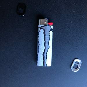 Snygg, trendig Monster energy tändare! Utan barnlås    Handgjord tändare utav: •Läskburk •Tesa tejp(brandsäker) •Sikaflex lim(brandsäker) •bic tändare