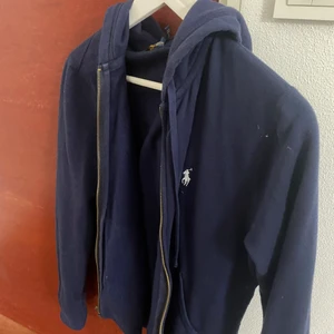 En blå tröja  - ralph lauren tröja i mörkblå 