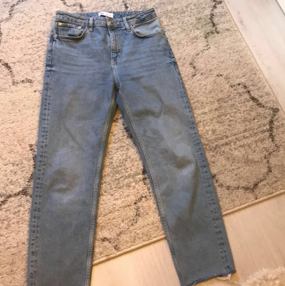 Säljer mina jeans från Zara, använda några fåtal ggr, är i jätte fint skick💙. Jeans & Byxor.